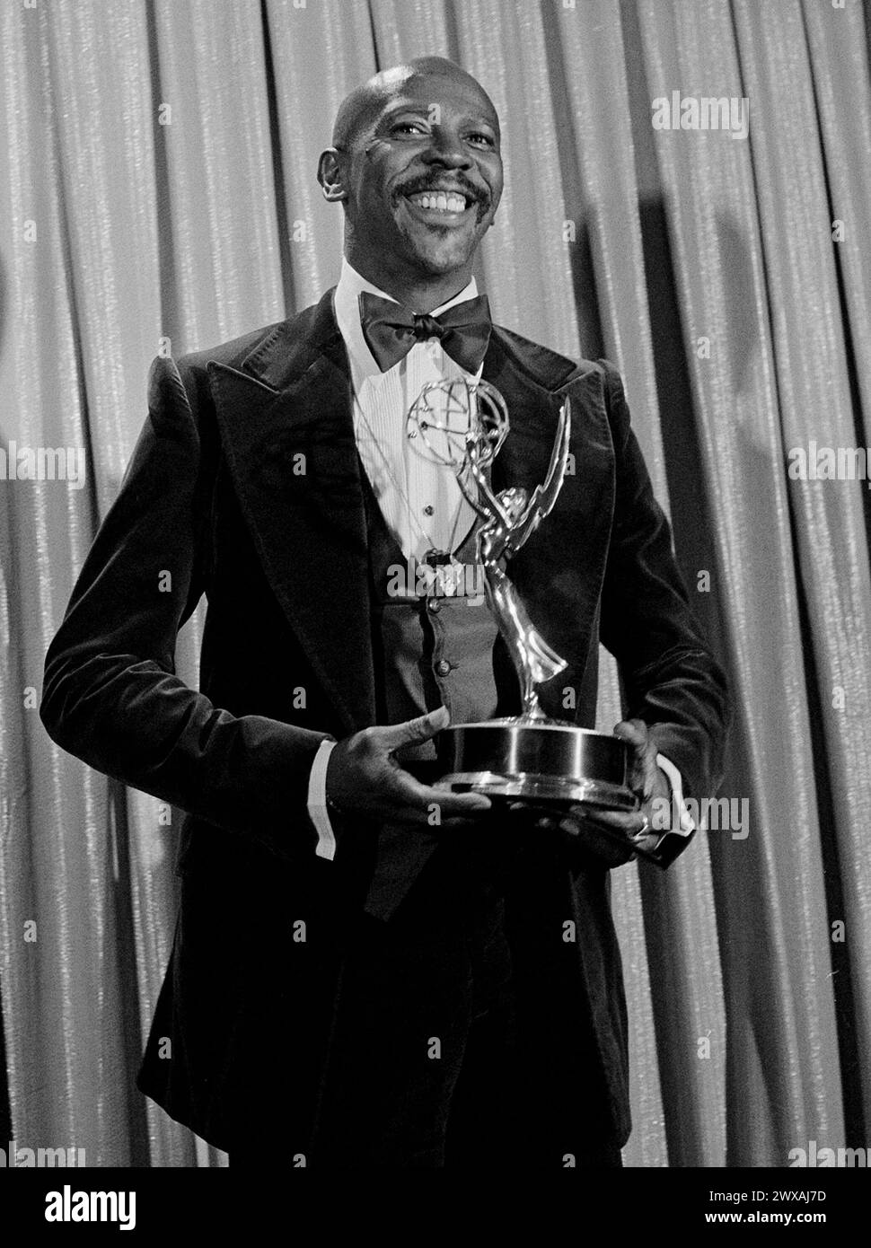 FILE - Louis Gossett Jr., poses with the Emmy he received for his role in the TV drama "Roots," at the Academy of Television, Arts and Sciences awards show in Los Angeles on Sept. 11, 1977. Gossett Jr., the first Black man to win a supporting actor Oscar and an Emmy winner for his role in the seminal TV miniseries “Roots,” has died. He was 87. (AP Photo, File) Banque D'Images