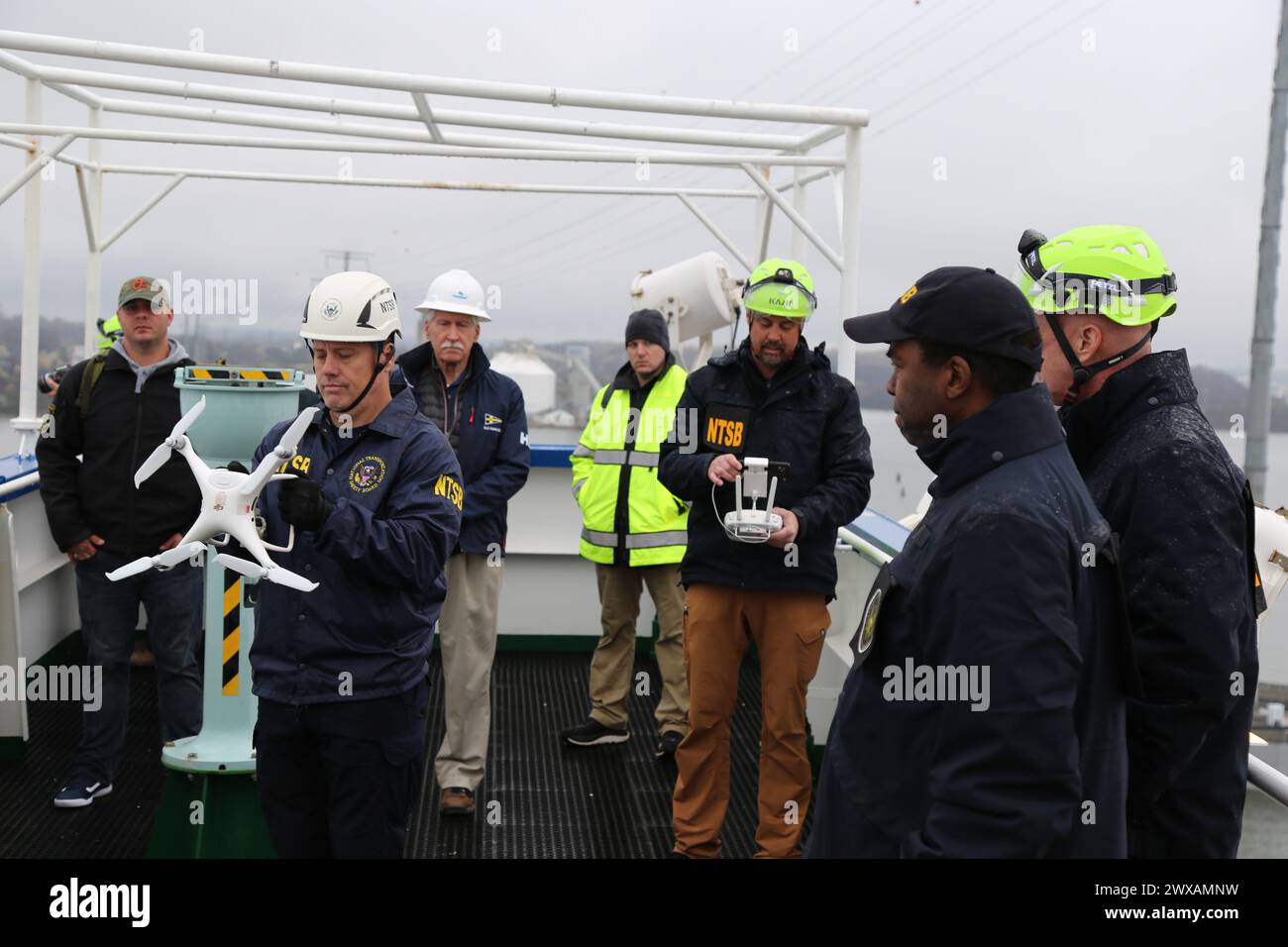 BALTIMORE (27 mars 2024) — les enquêteurs du NTSB sur le pont du navire de charge Dali, qui a heurté et effondré le pont Francis Scott Key le 26 mars 2024. (Photo : Peter Knudson/NTSB) Banque D'Images