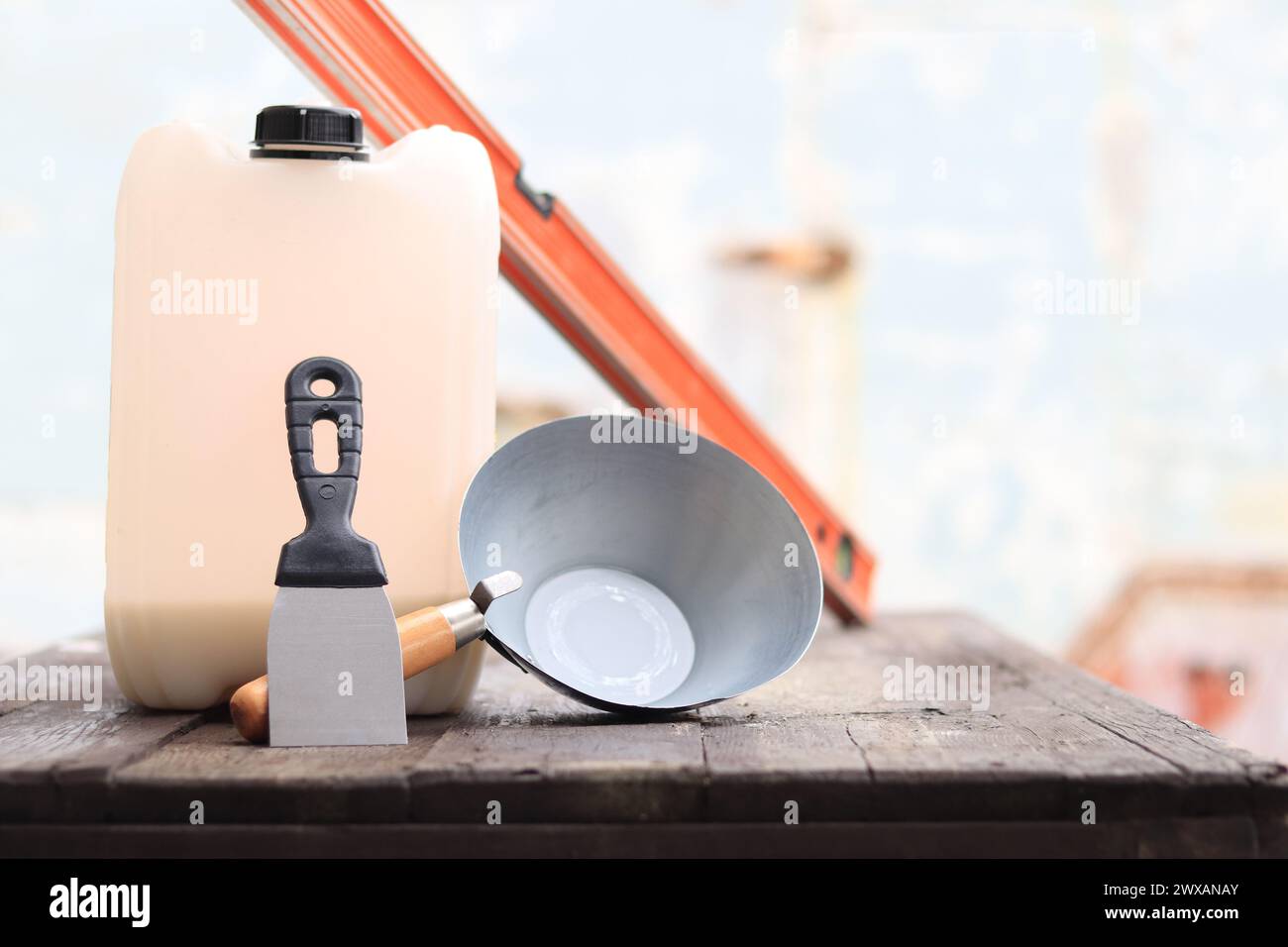 Poche de construction ou de plâtrage, spatule, niveau de construction et récipient pour apprêt. Rénovation de maison de campagne, construction. Composition et Banque D'Images
