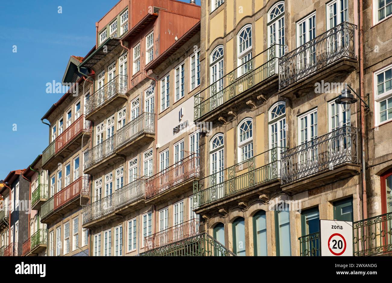 Façades colorées de maisons le long de Cais da Estiva dans le quartier de Ribeira, Porto, Portugal Banque D'Images
