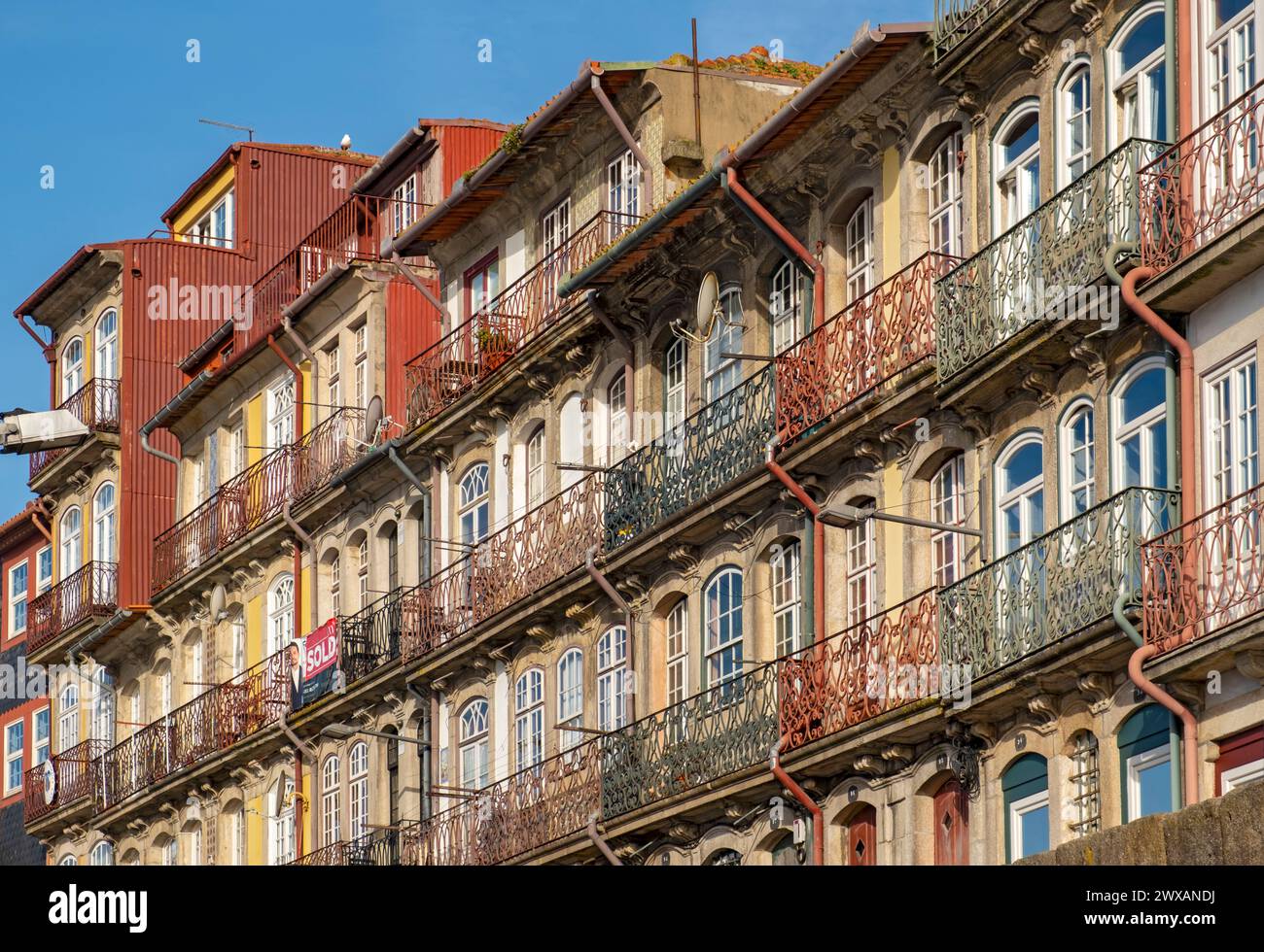 Façades colorées de maisons le long de Cais da Estiva dans le quartier de Ribeira, Porto, Portugal Banque D'Images