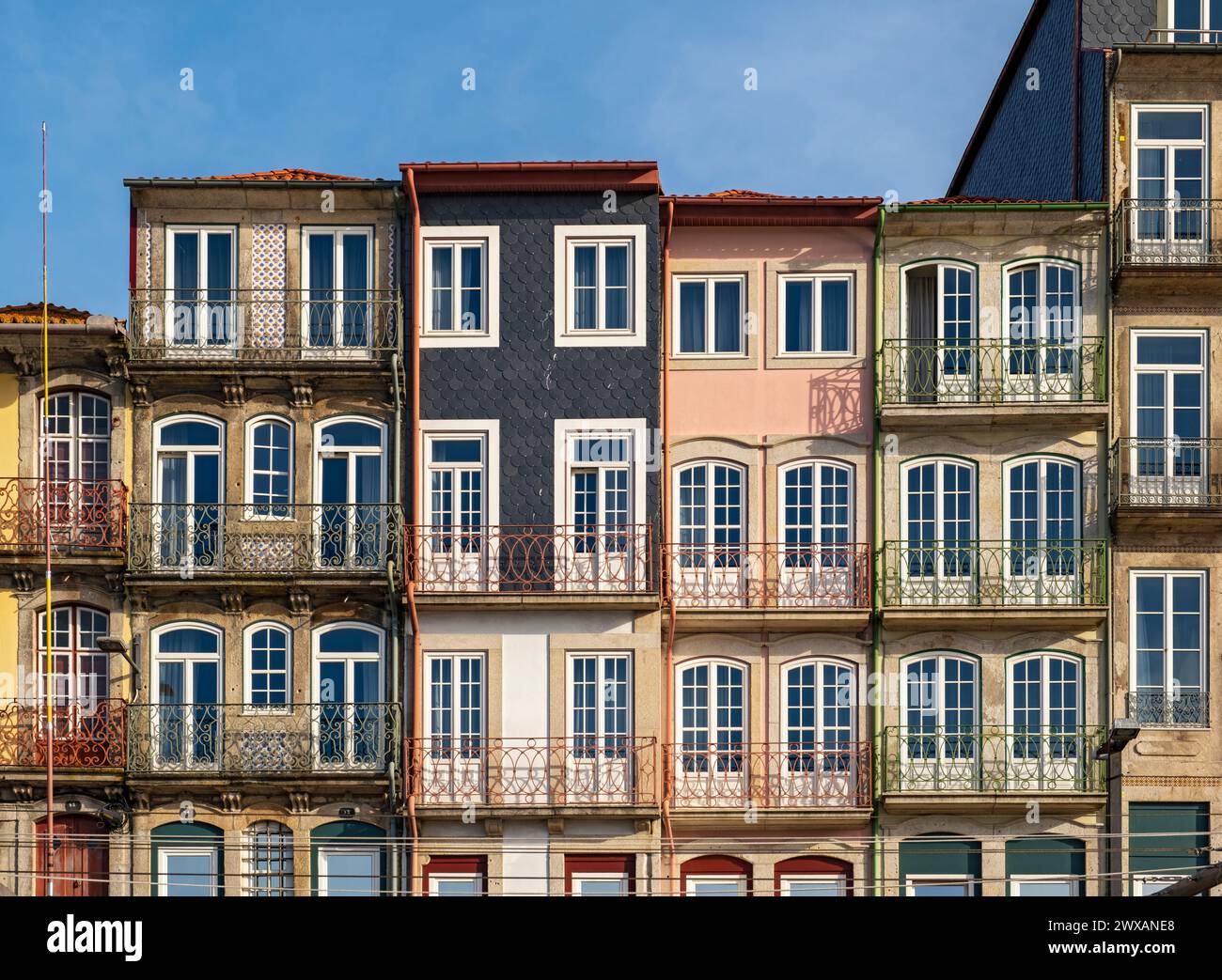 Façades colorées de maisons le long de Cais da Estiva dans le quartier de Ribeira, Porto, Portugal Banque D'Images