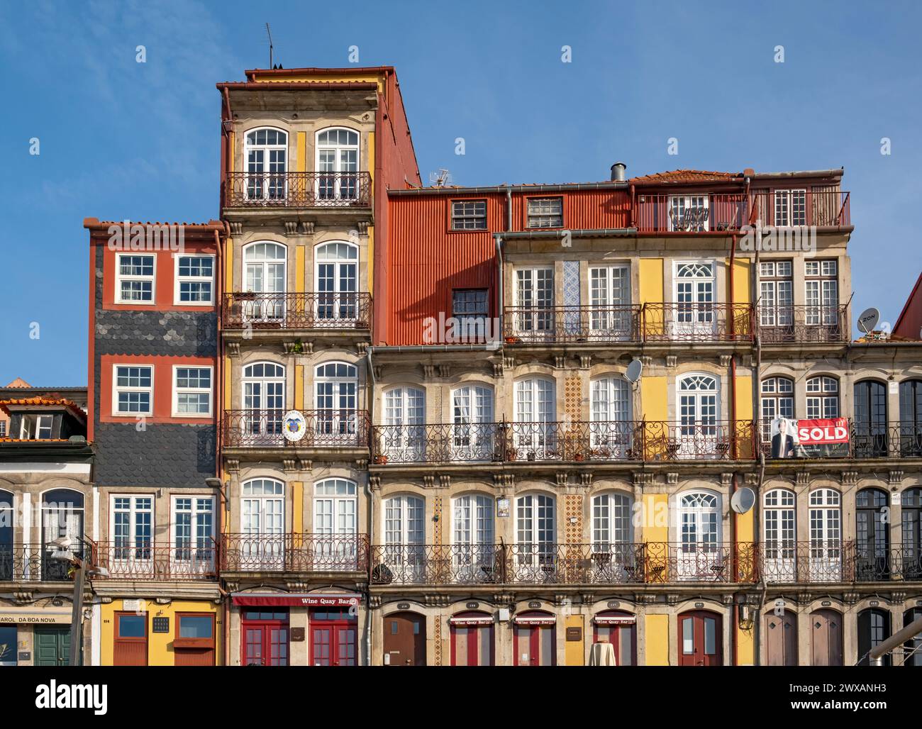 Façades colorées de maisons le long de Cais da Estiva dans le quartier de Ribeira, Porto, Portugal Banque D'Images