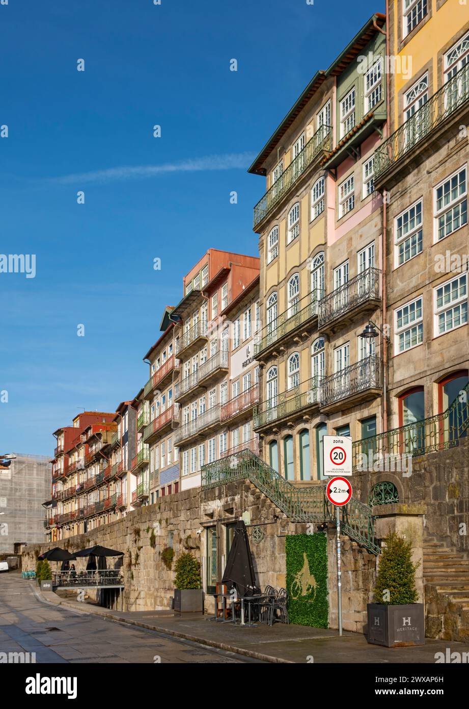 Façades colorées de maisons le long de Cais da Estiva dans le quartier de Ribeira, Porto, Portugal Banque D'Images