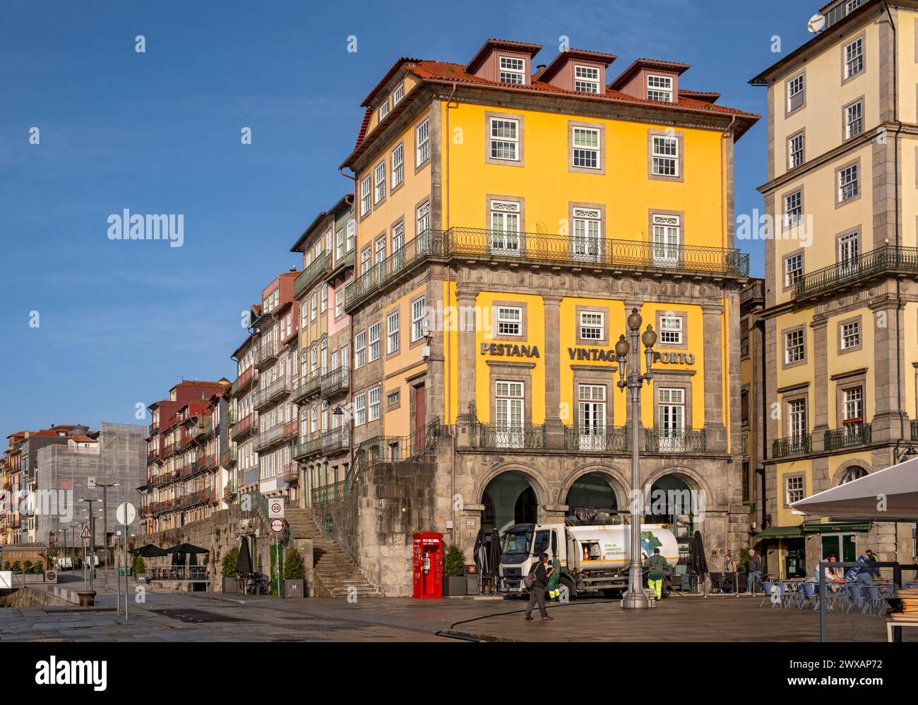 Façades colorées de maisons le long de Cais da Estiva dans le quartier de Ribeira, Porto, Portugal Banque D'Images