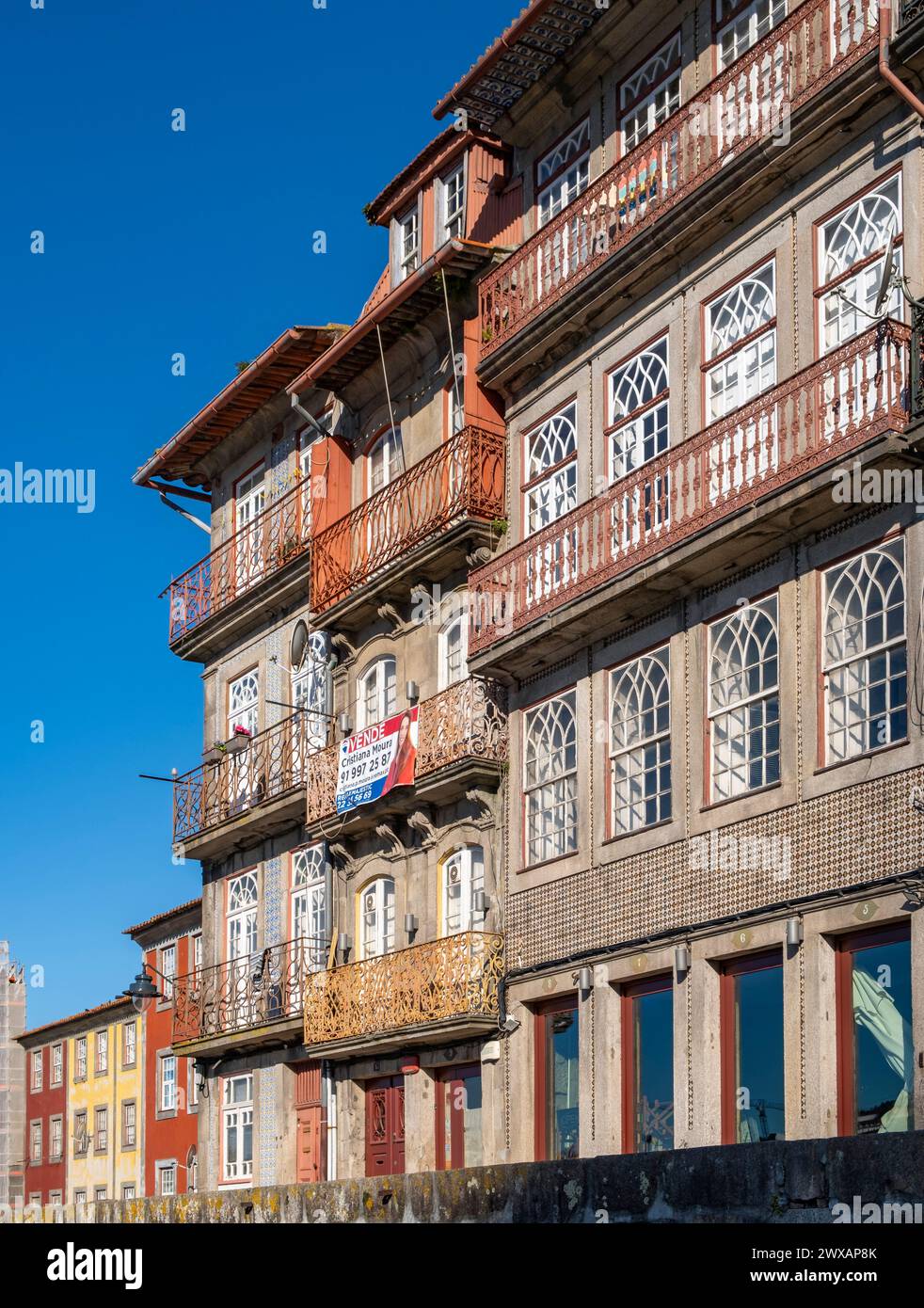 Maisons colorées, Cais da Ribeira, Porto, Portugal Banque D'Images