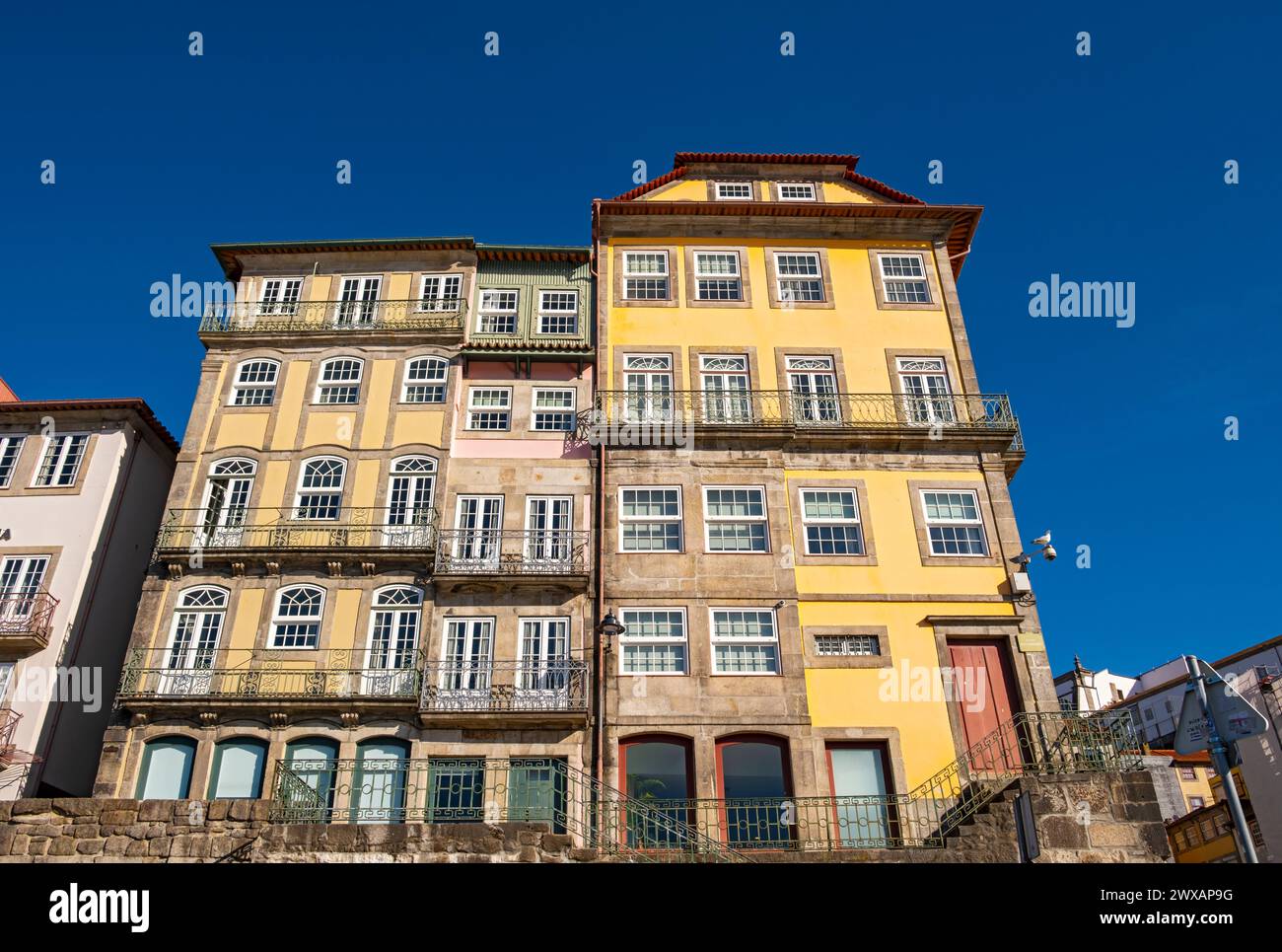Façades colorées de maisons le long de Cais da Estiva dans le quartier de Ribeira, Porto, Portugal Banque D'Images