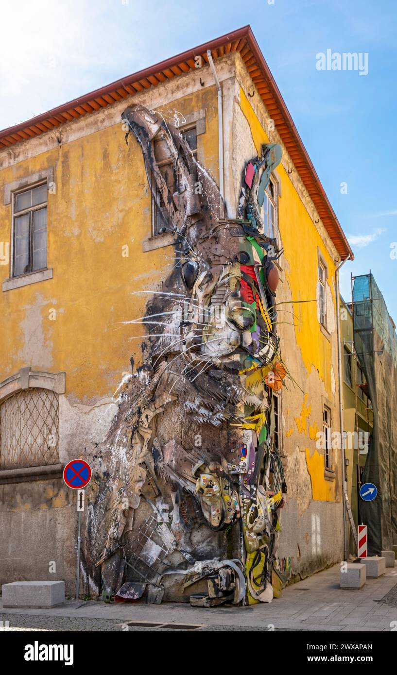 Half Rabbit - une œuvre d'art de rue de Bordalo II à Vila Nova de Gaia, Porto, est une sculpture géante à partir de matériaux rebuts jetés, Portugal Banque D'Images