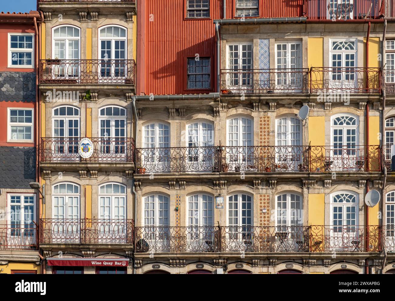 Façades colorées de maisons le long de Cais da Estiva dans le quartier de Ribeira, Porto, Portugal Banque D'Images