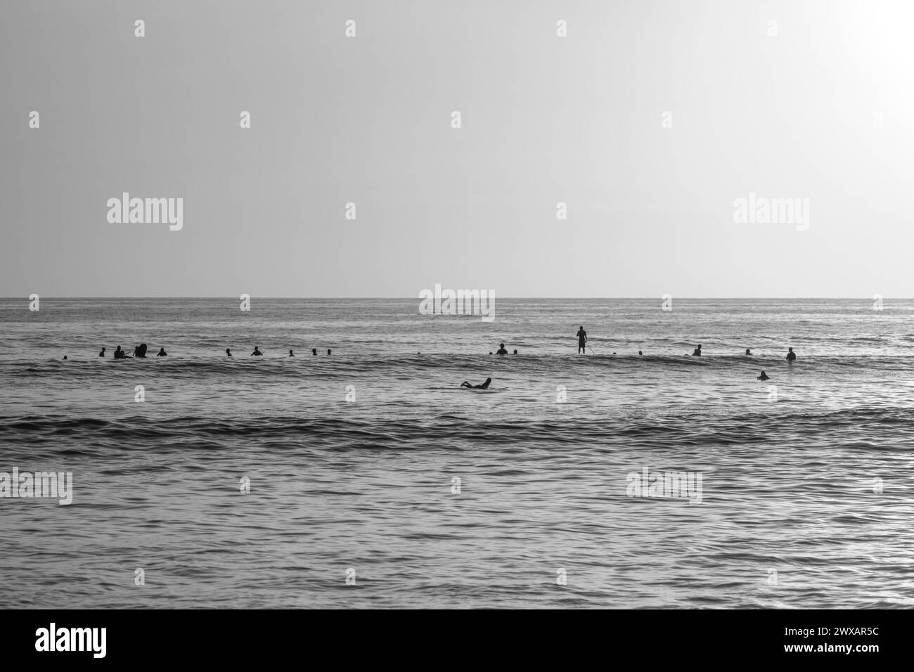 Une photo en niveaux de gris d'une ligne de surf sur une plage du Pacifique Nord à Guanacaste Costa Rica. Banque D'Images