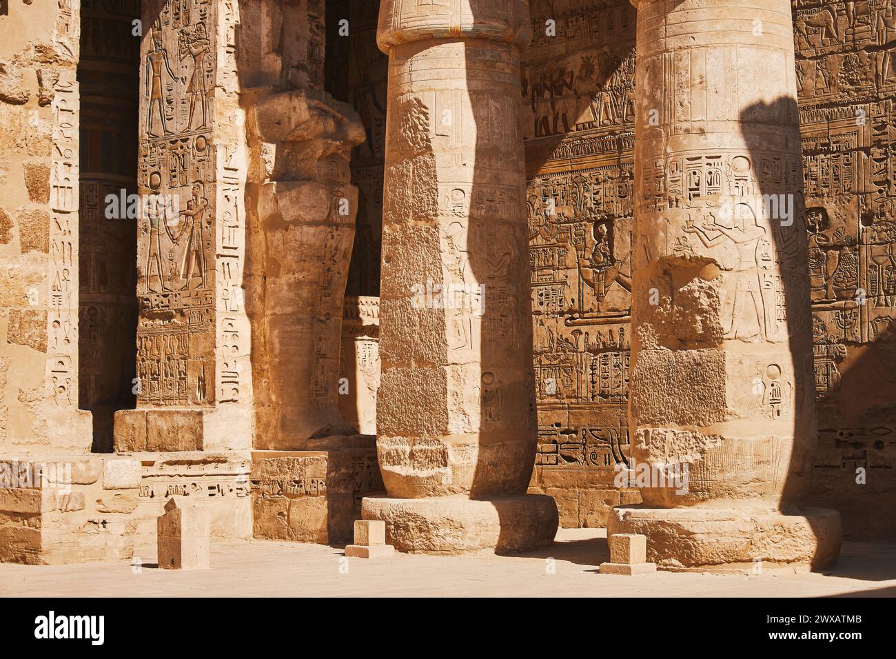 Colonnes avec hiéroglyphes égyptiens et symboles anciens. Célèbre monument égyptien. Visite de l'Egypte ancienne. Destination de vacances. Site historique. Déplacement a Banque D'Images