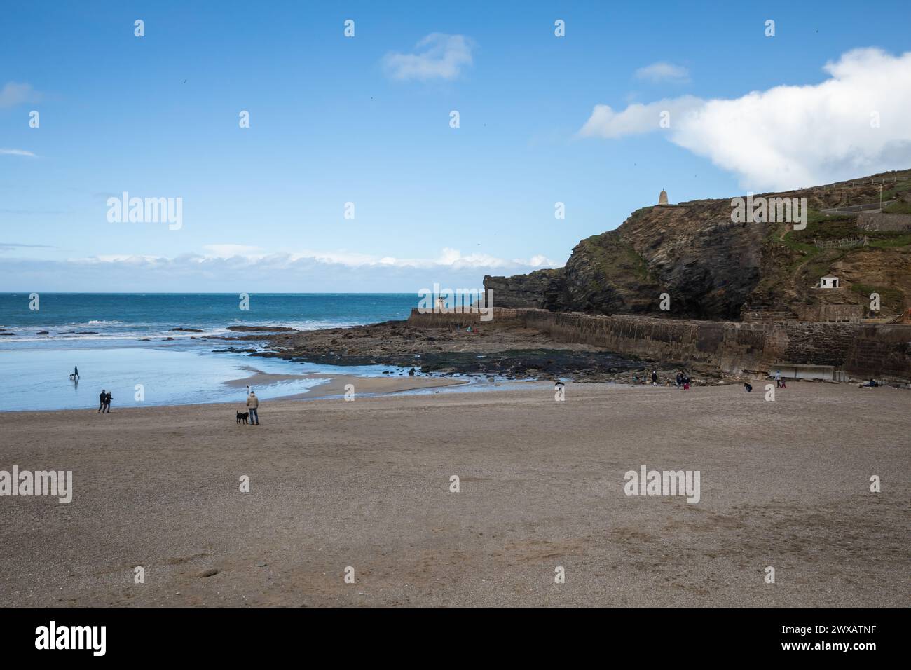 PorTreath, Cornwall, 29 mars 2024, les marcheurs de chiens étaient sur la plage après de fortes pluies récentes le ciel était bleu avec un soleil glorieux et 8C à PorTreath, Cornwall, la prévision est pour un temps instable pour les prochains jours. Crédit : Keith Larby/Alamy Live News Banque D'Images