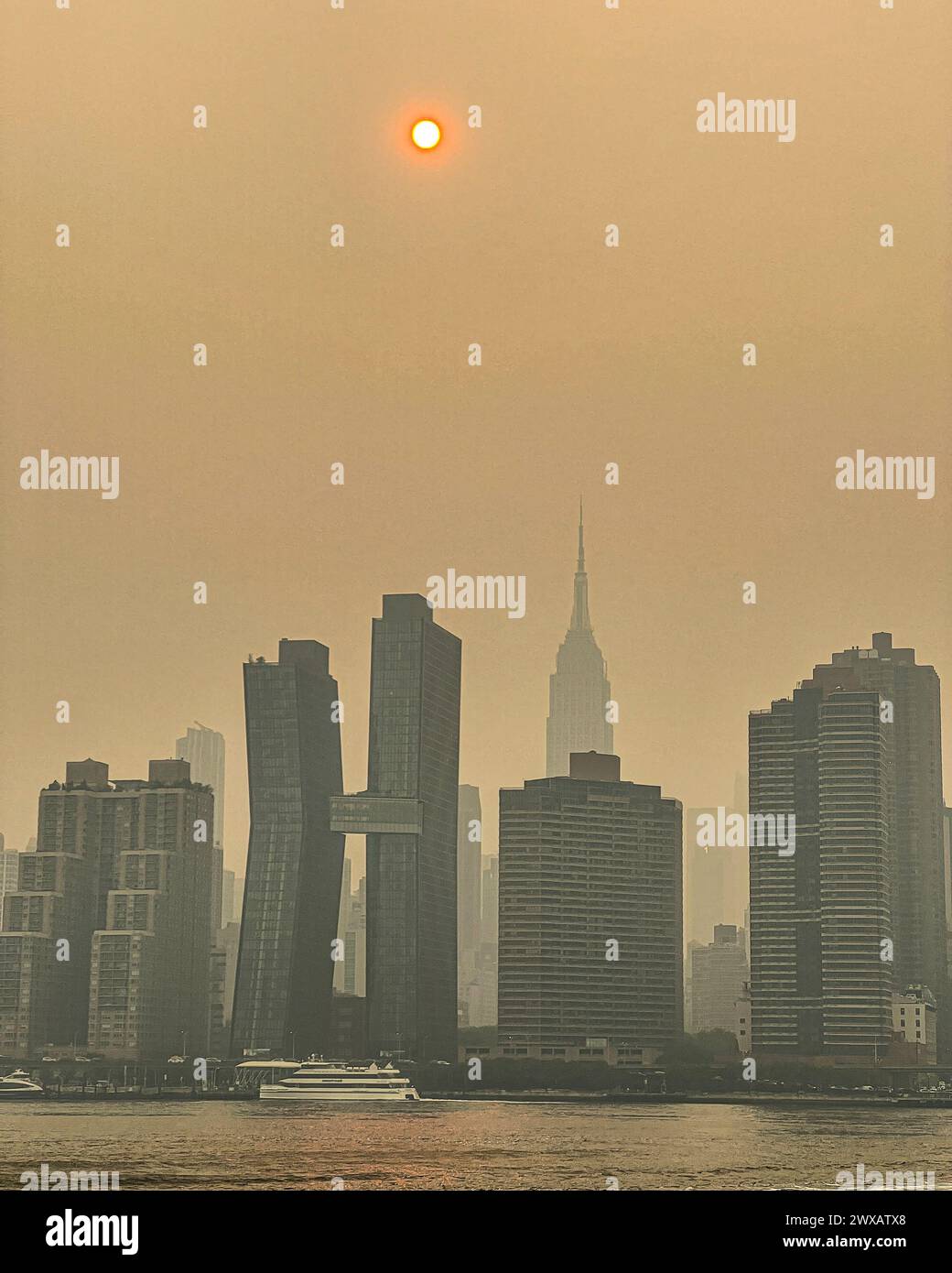 Vue de Midtown Manhattan couverte par la fumée causée par les feux de forêt canadiens, une période de qualité de l'air dangereuse à New York Banque D'Images