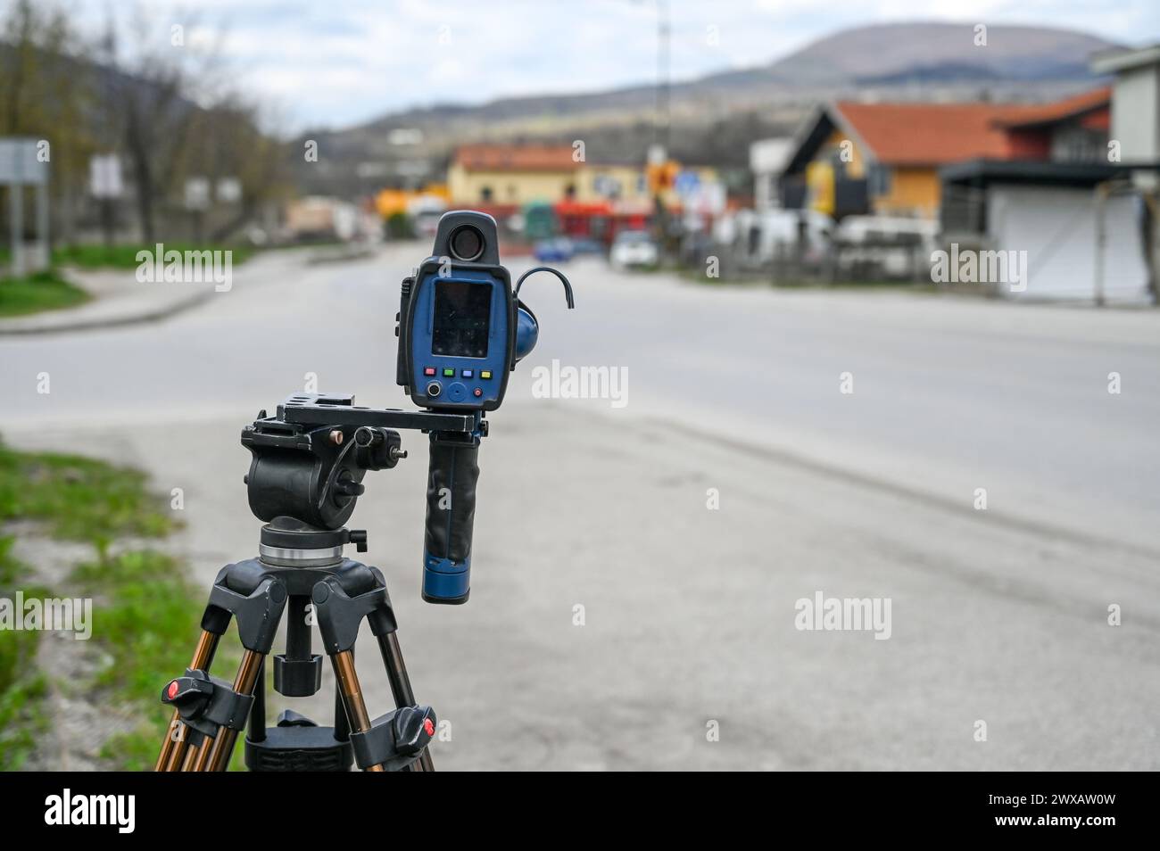 Caméra de vitesse de circulation mesurant la vitesse des véhicules. Radar de contrôle de police sur la route. Radar et caméra vérifiant la vitesse des voitures dans la rue. Vitesse t Banque D'Images