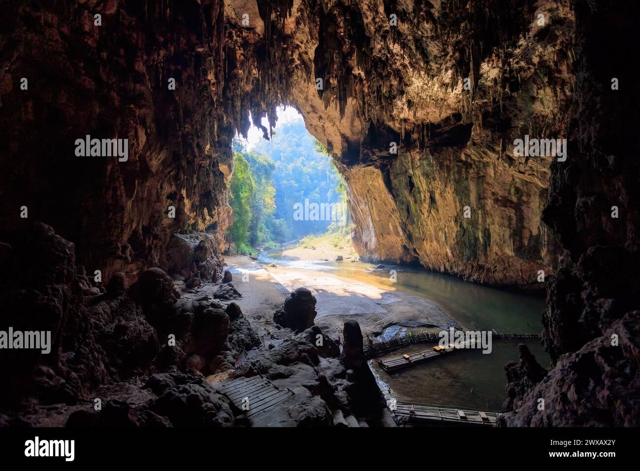 Grande ouverture dans la grotte Nam Tod menant à une forêt tropicale humide. Banque D'Images