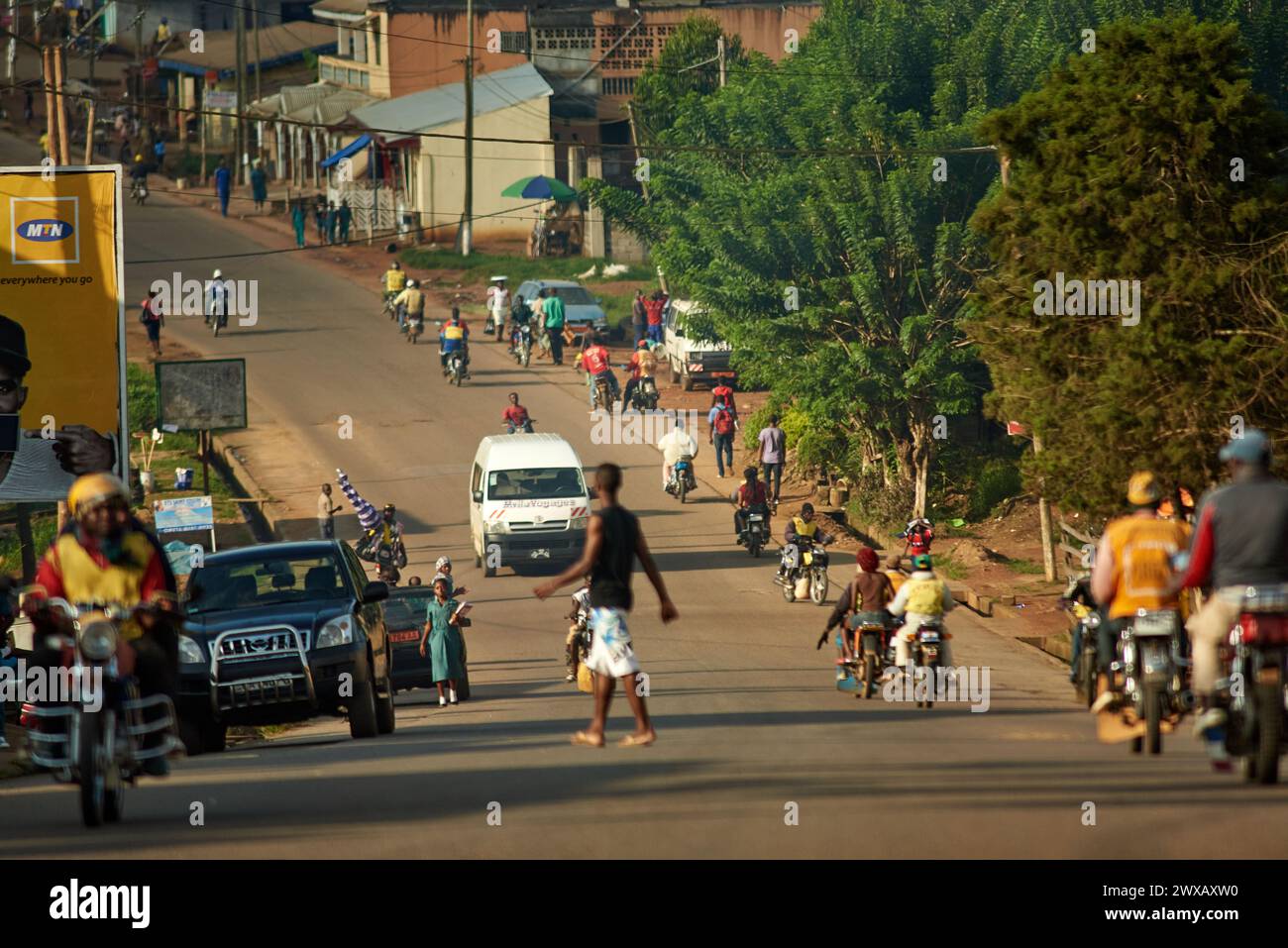 Des gens dans une rue à Ebolowa, Cameroun Banque D'Images