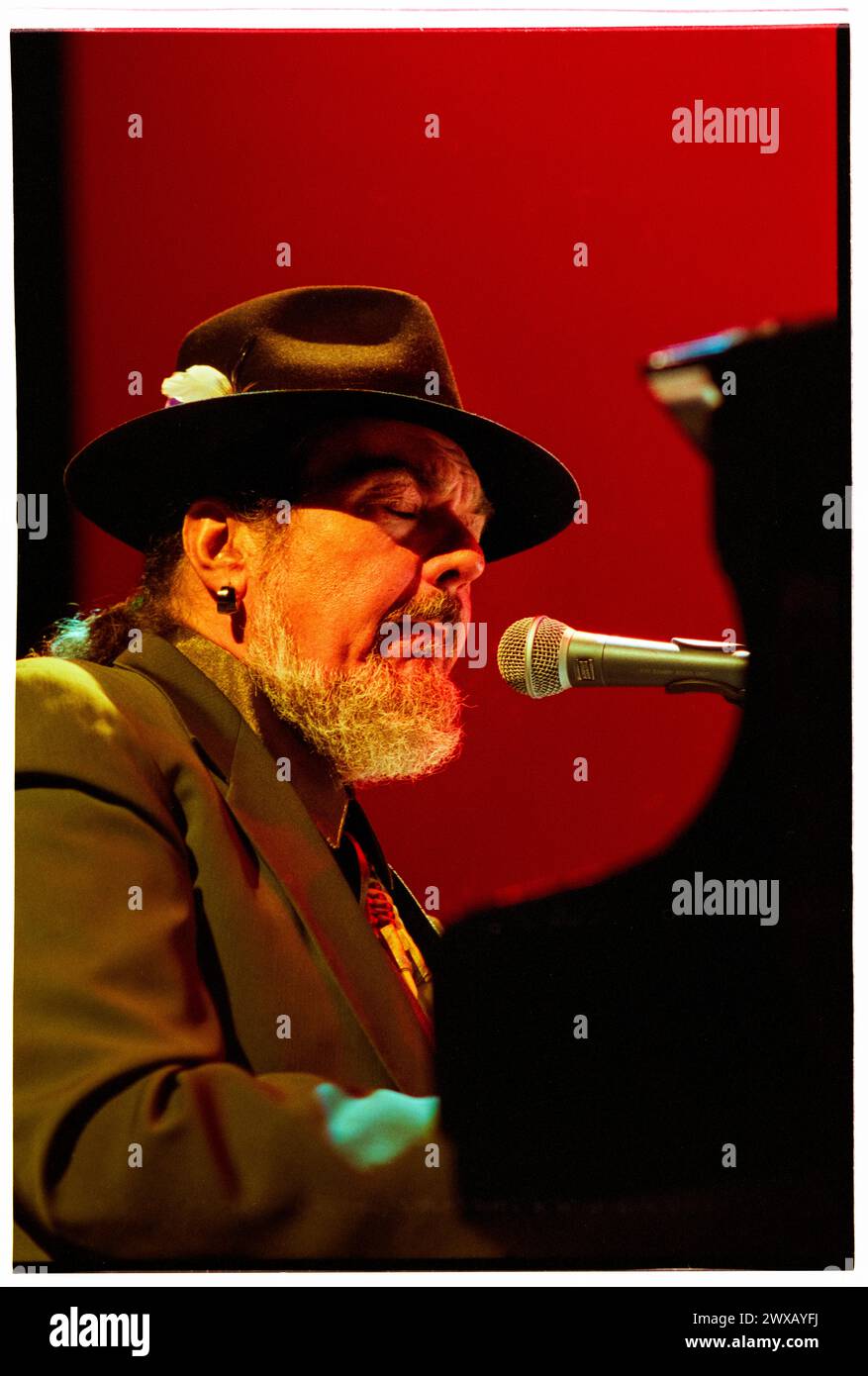 DR JOHN, BLUES LEGEND, CONCERT, 2001 : Blues Legend Dr John (Malcolm John Rebennack Jr) jouant en concert au Cardiff St David’s Hall le 15 octobre 2001. Photo : Rob Watkins. INFO : Dr John, né Malcolm John Rebennack Jr. en 1940 à la Nouvelle-Orléans, était un musicien légendaire connu pour son mélange unique de blues, jazz et funk. Des tubes comme « Right place Wrong Time » présentaient sa voix émouvante et sa virtuosité au piano... Banque D'Images