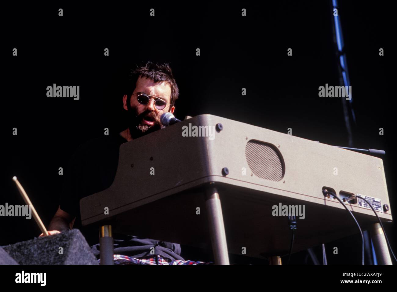 Mr E, CONCERT EELS, READING FESTIVAL 2001 : Mr E (Mark Everett) du groupe de rock américain Eels sur la scène principale au Reading Festival, Reading, Royaume-Uni, le 24 août 2001. Photo : Rob Watkins. INFO : Eels, un groupe de rock alternatif américain formé à Los Angeles, en Californie, en 1995, hypnotisse les auditeurs avec leur son éclectique et leurs paroles introspectives. Dirigée par Mark Oliver Everett, connu sous le nom de E, leur musique transcende les genres, évoquant une émotion brute et un récit profond. Banque D'Images