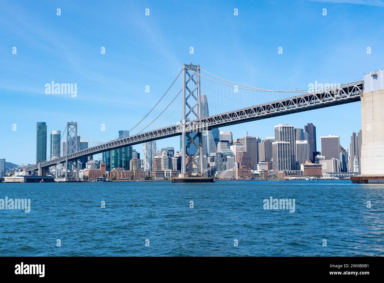Le pont de la baie d'Oakland et les gratte-ciel du centre-ville de San Francisco vus de la baie de San Francisco. Banque D'Images