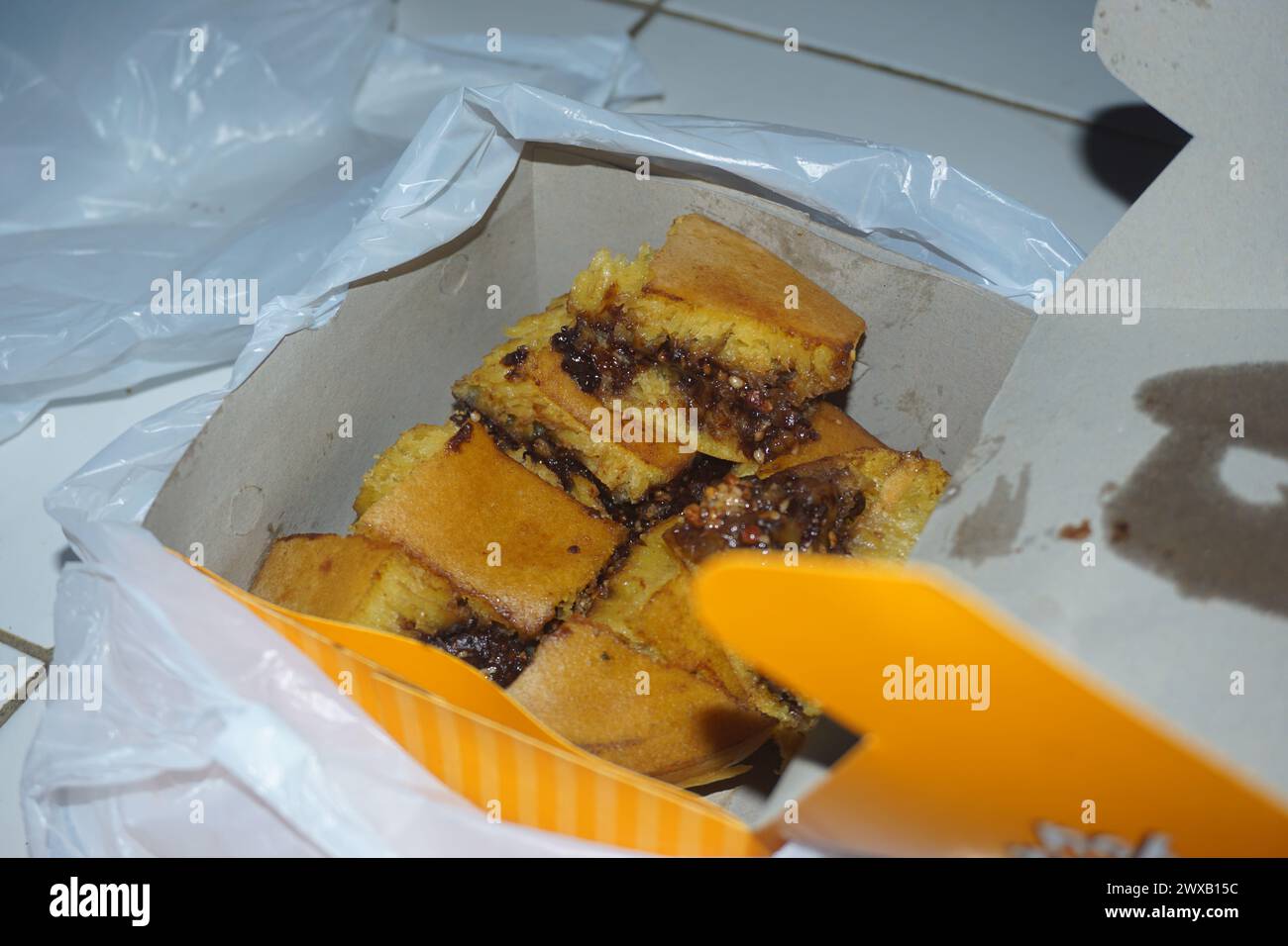 Photo de fromage banane martabak dans une boîte, une collation typiquement indonésienne Banque D'Images