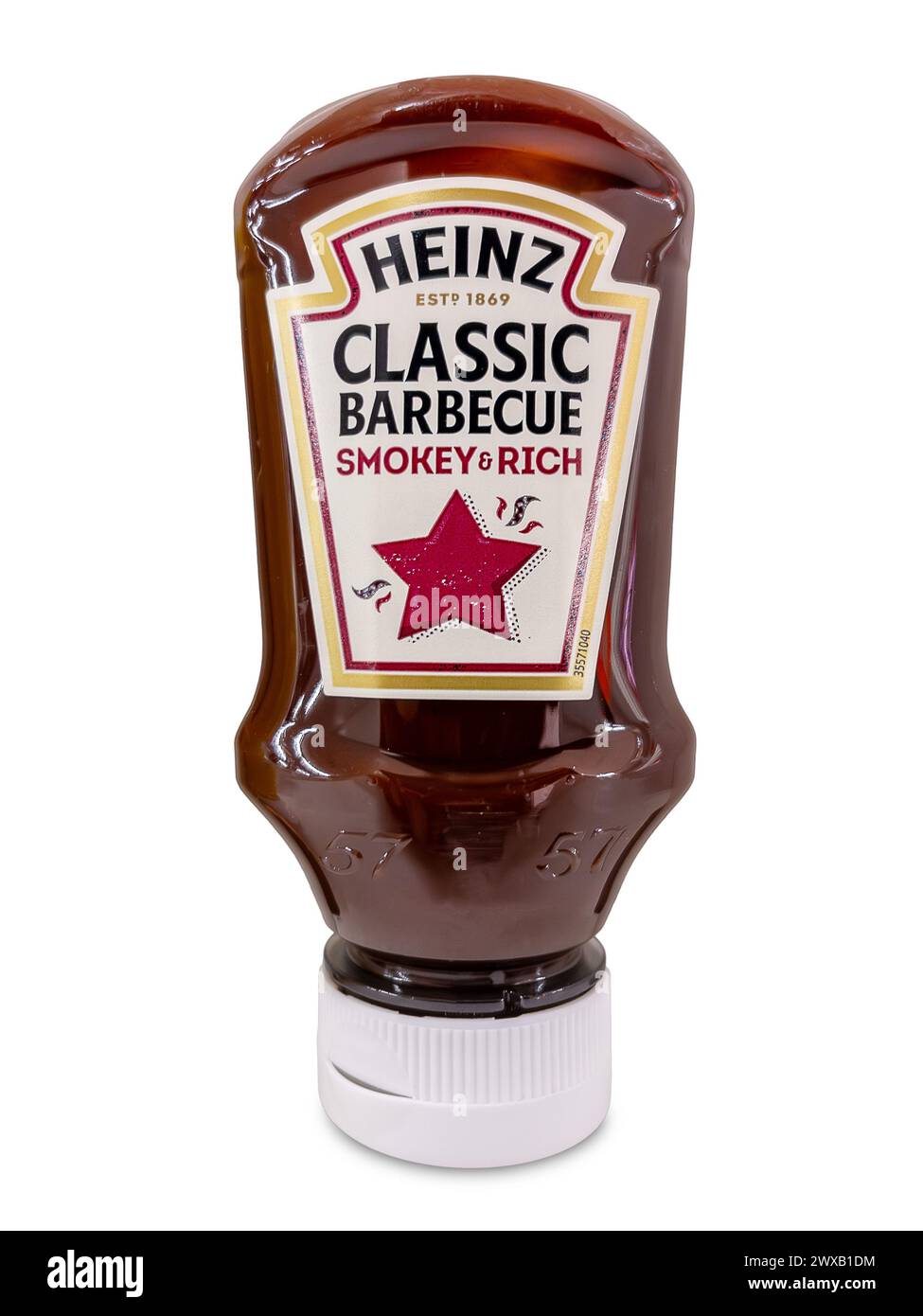 Italie - 29 mars 2024 : Heinz Classic barbecue sauce fumée et épicée dans une bouteille en plastique pressable isolée sur withe avec chemin de coupe inclus. AME Banque D'Images