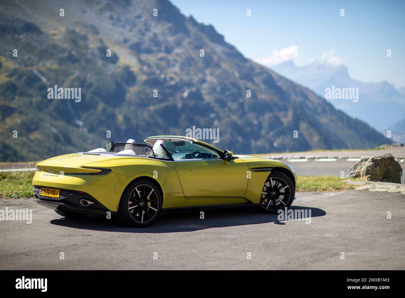 Une Aston Martin dans les Alpes suisses Banque D'Images