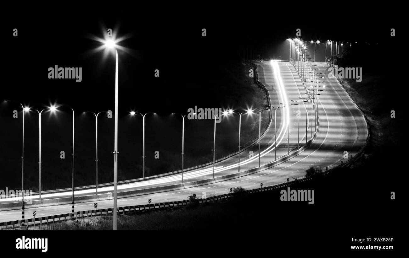 Autoroute sur Night Road, photographie noir et blanc Banque D'Images