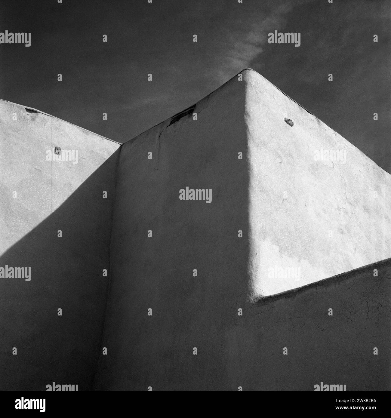 HB50203-00....Nouveau Mexique - détail de San Francisco de Asis Mission Church, Taos. Caméra Yashica -Mat avec film Ilford HP5 plus. Banque D'Images