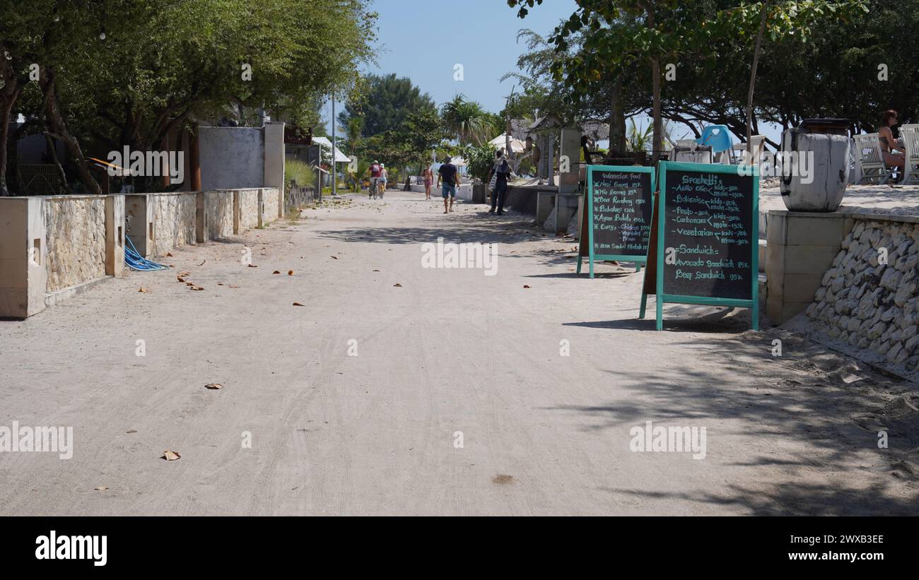 Le menu d'un restaurant en bord de mer écrit sur un tableau avec de la craie sur l'île de Gili Trawangan, Lombok Banque D'Images