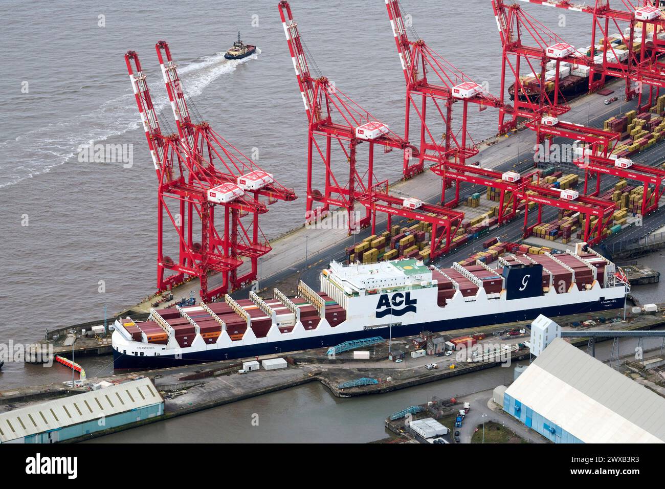 Un coup de drone du trafic de conteneurs, Seaforth Docks, Liverpool, Merseyside, nord-ouest de l'Angleterre, ROYAUME-UNI Banque D'Images