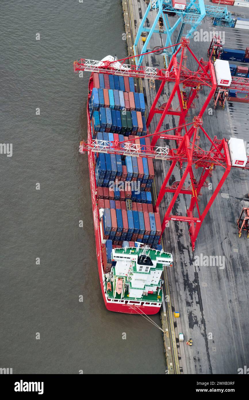 Un coup de drone du trafic de conteneurs, Seaforth Docks, Liverpool, Merseyside, nord-ouest de l'Angleterre, ROYAUME-UNI Banque D'Images