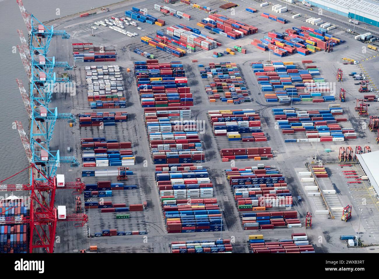 Un coup de drone du trafic de conteneurs, Seaforth Docks, Liverpool, Merseyside, nord-ouest de l'Angleterre, ROYAUME-UNI Banque D'Images