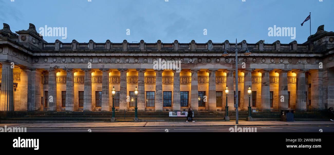 Vue au crépuscule de la Royal Scottish Academy, Princes Street, Édimbourg, capitale de l'Écosse Banque D'Images