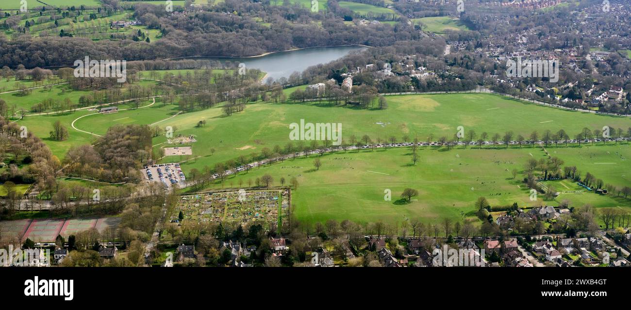 Une photographie aérienne du parc de Roundhay, au nord de Leeds, West Yorkshire, au nord de l'Angleterre, au Royaume-Uni, montrant soldiers field et le lac Banque D'Images