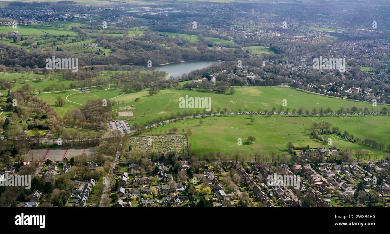 Une photographie aérienne du parc de Roundhay, au nord de Leeds, West Yorkshire, au nord de l'Angleterre, au Royaume-Uni, montrant soldiers field et le lac Banque D'Images