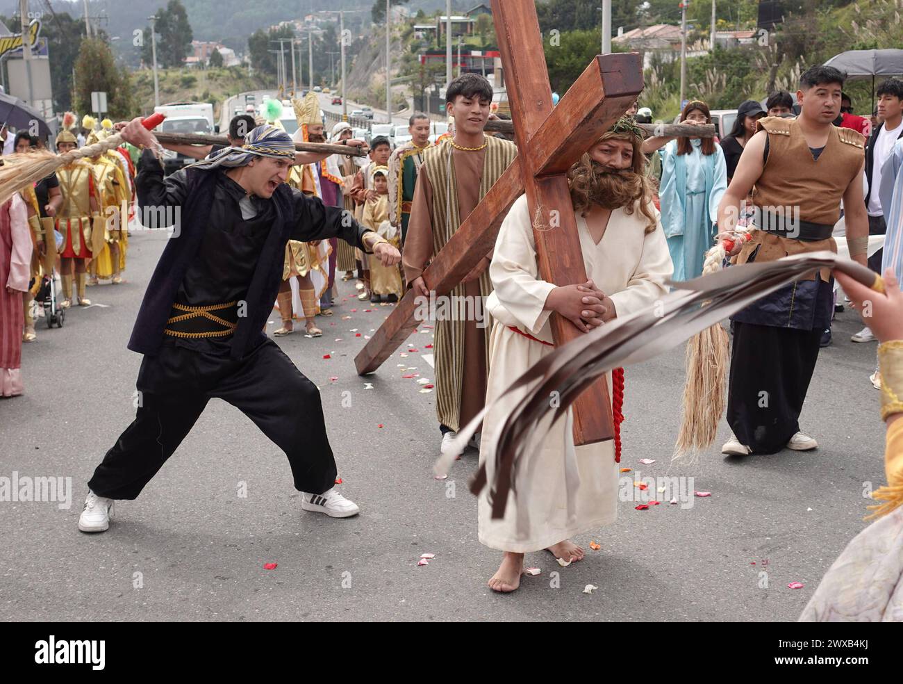 CUENCA-VIACRUSIS-SEMANA SANTA-TURI Cuenca, Équateur 29 de marzo de 2024. Descalzo y con una cruz de madera de mas de 200 libras sobre sus hombros, Marco Pintado recorrio las 14 estaciones del via crucis de la parroquia Turi en Cuenca. El personifica a Jesus desde hace anos, cuando heredo el legado de su Padre, que practico este rito por 14 anos, en la procesion en Honor al Senor de la Buena Muerte, una de las mas tradicionales que se celean en la capitale azuaya en Semana Santa. La procesion, que inicio a las 09:30 de hoy, viernes 29 de marzo de 2024, en los Tres Puentes, es liderada por un gru Banque D'Images