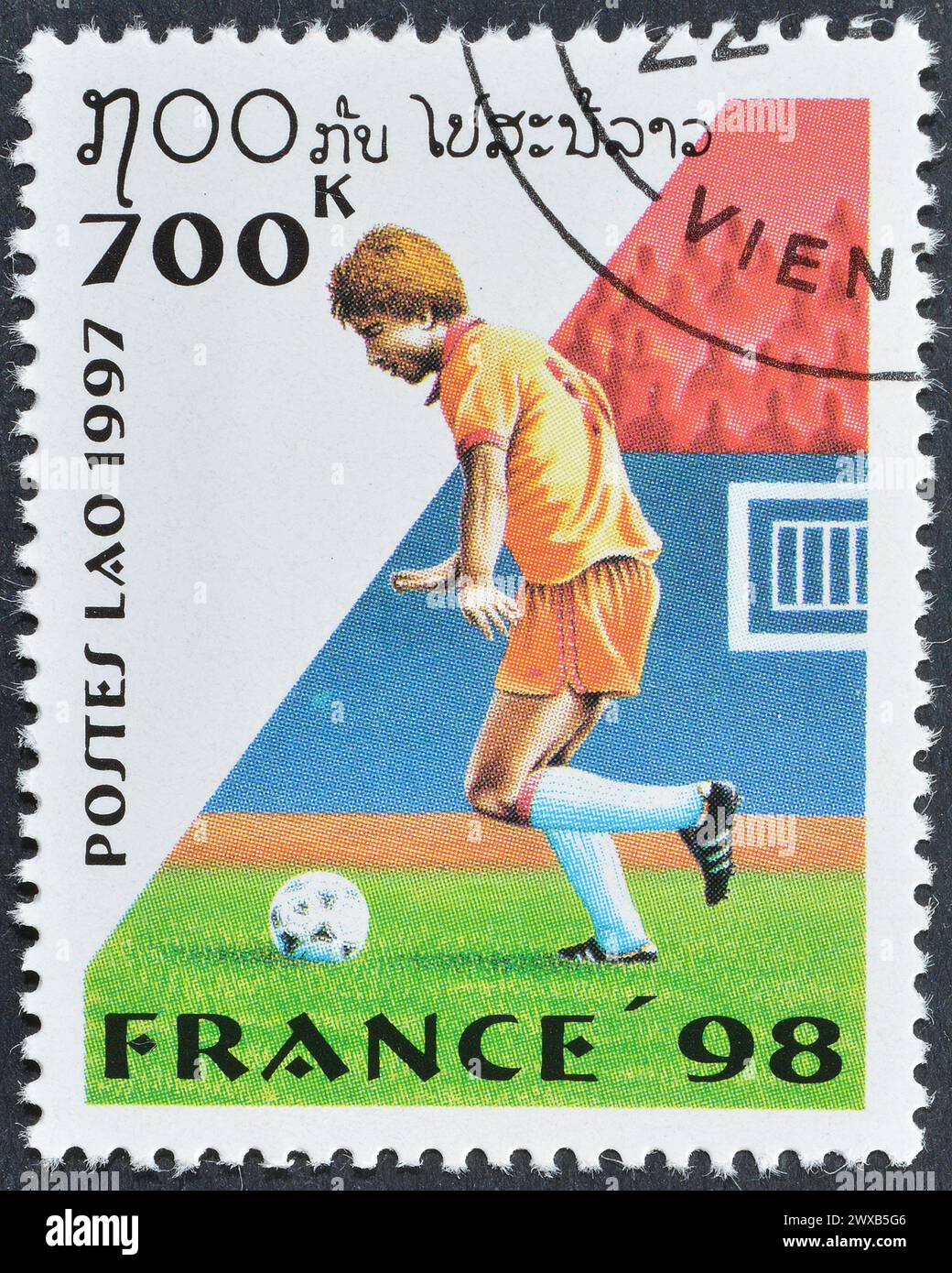 Timbre-poste oblitéré imprimé par le Laos, qui promeut le football, Coupe du monde de la FIFA, France -1998, circa 1997. Banque D'Images