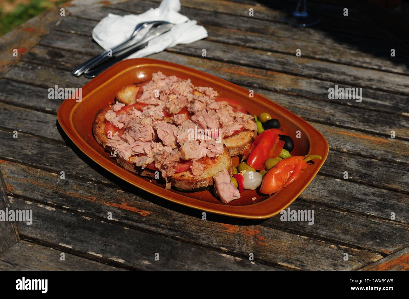 Pain grillé au thon appelé Pa Amb Oli servi sur l'île de Majorque lors d'Une merveilleuse journée ensoleillée Banque D'Images