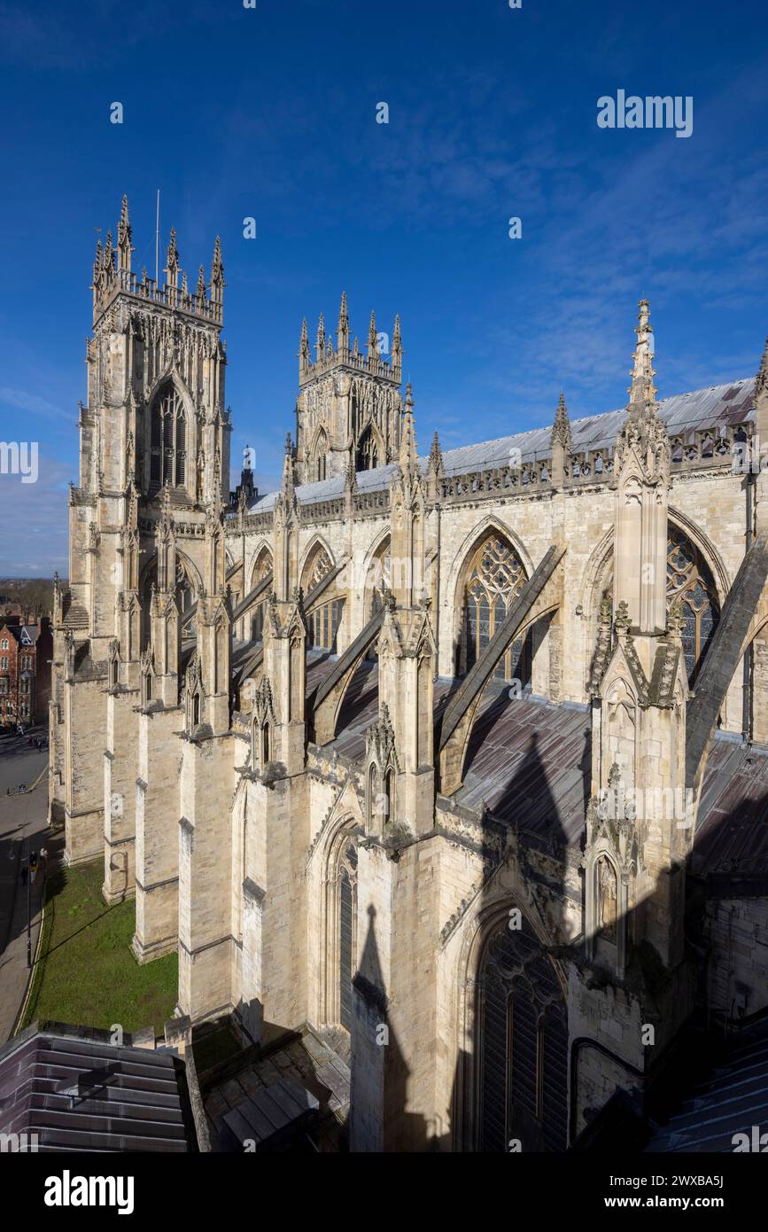 Côté sud de la nef avec des contreforts volants, cathédrale York Minster, Angleterre Banque D'Images