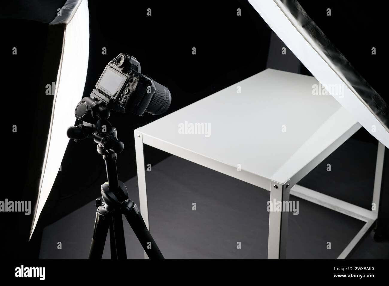 caméra sur trépied en studio Banque D'Images