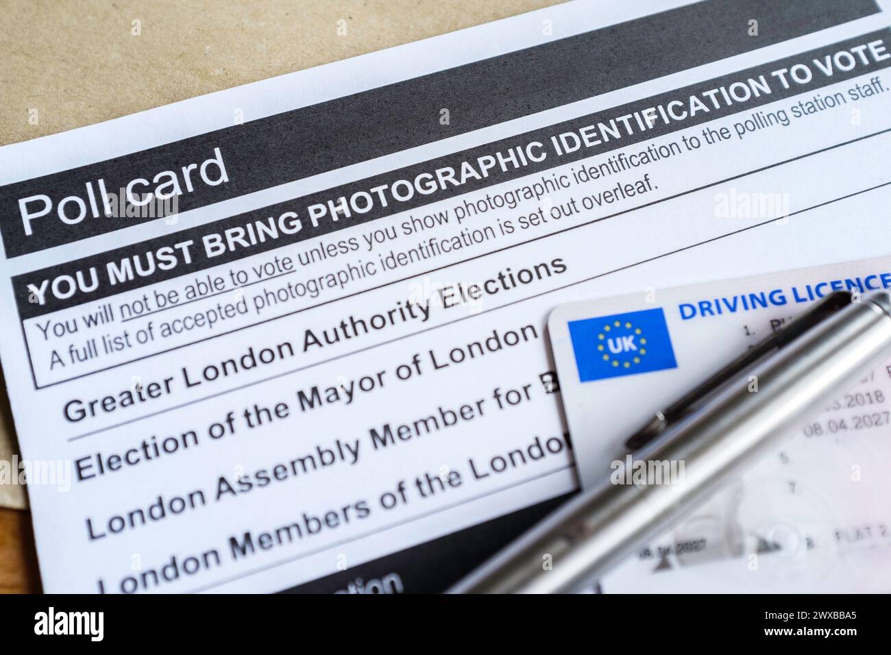 Carte de vote pour les élections de la Greater London Authority 2024 indiquant l'exigence d'une pièce d'identité photographique pour voter. Banque D'Images