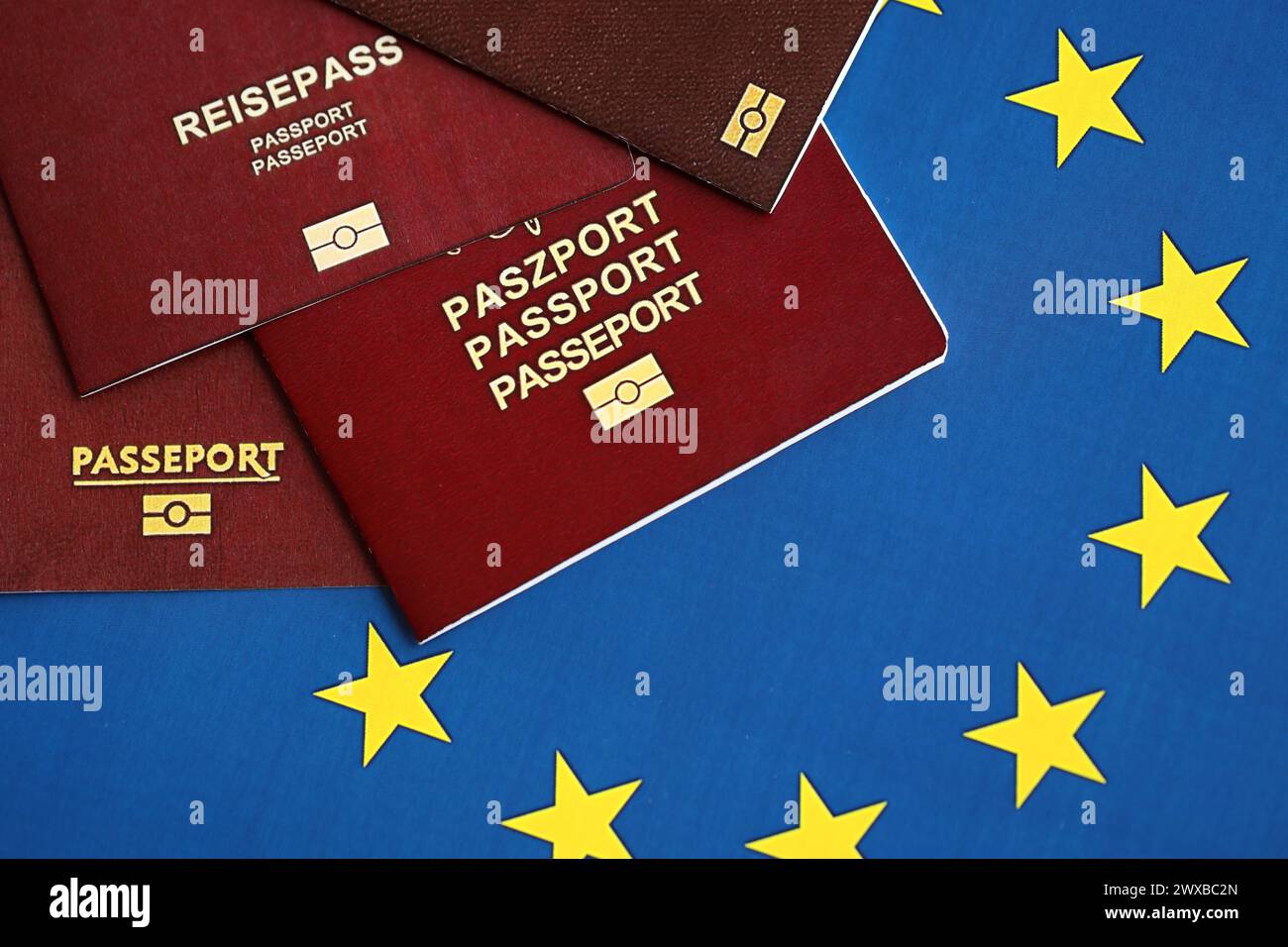 Les passeports des pays de l'union européenne sur le drapeau bleu de l'UE rapprochent. Passeports portugais, allemands, français et polonais Banque D'Images
