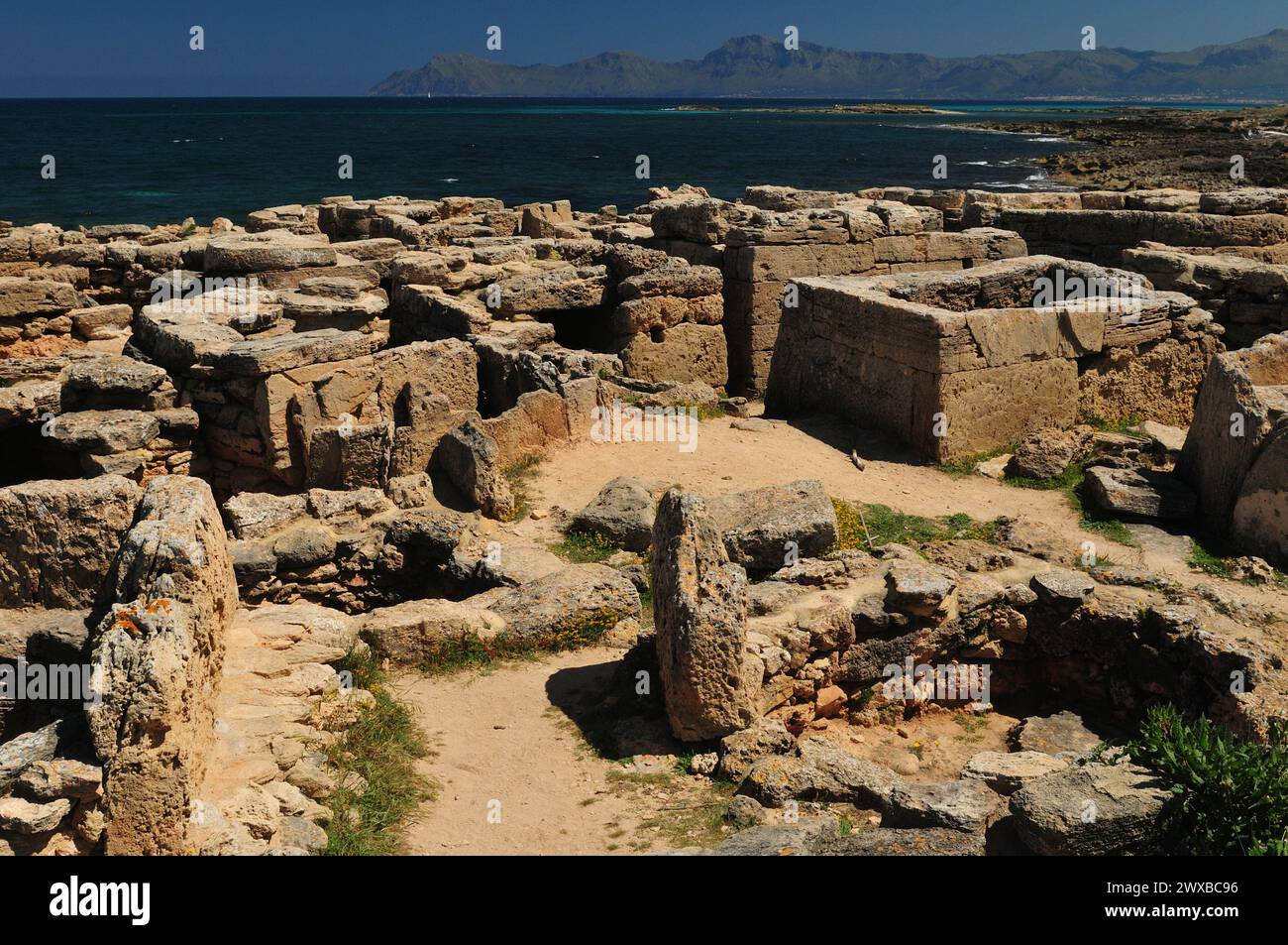 Ancien cimetière historique sur la plage Necropolis de son Real à Can Picafort Mallorca sur Un merveilleux jour de printemps ensoleillé avec Un ciel bleu clair Banque D'Images