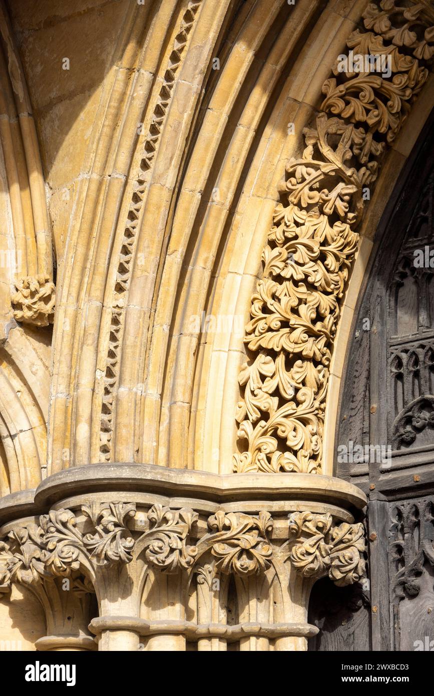 Détail de la sculpture sur l'entrée du transept Sourth, cathédrale York Minster, York, Angleterre Banque D'Images