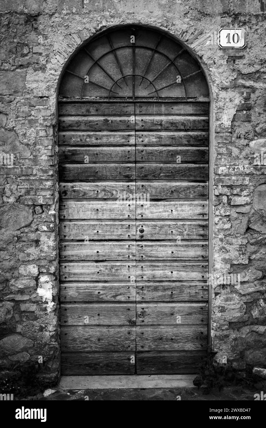 la porte d'entrée d'une maison indique le numéro 10 Banque D'Images