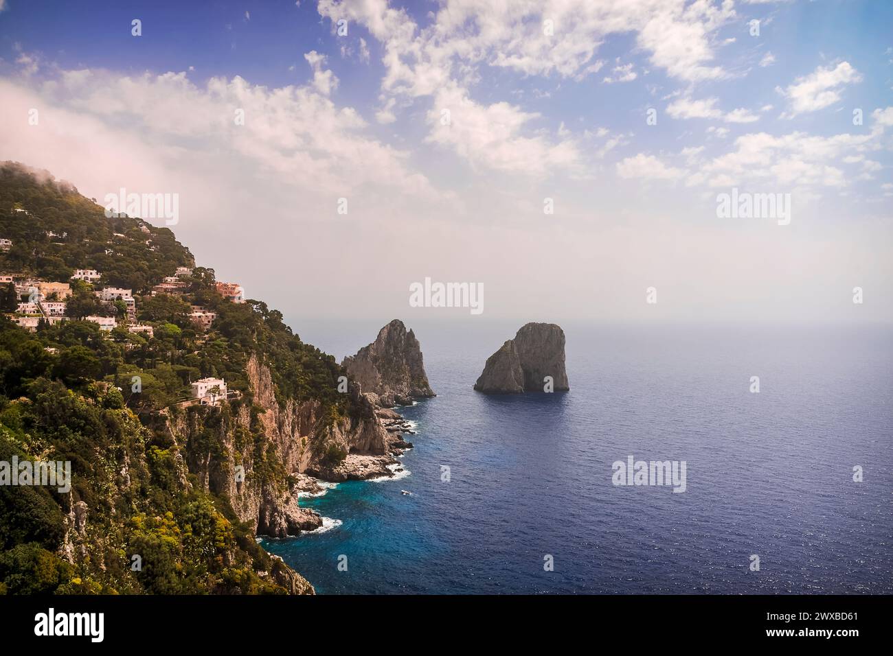 Une vue splendide sur les Faraglioni de Capri depuis une terrasse panoramique Banque D'Images