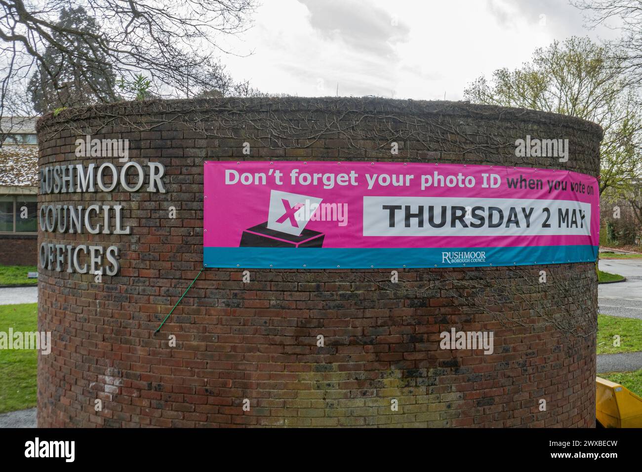 Concept d'identité avec photo de l'électeur : bannière disant n'oubliez pas votre photo d'identité lorsque vous votez le jeudi 2 mai dans les bureaux du conseil de Rushmoor, Hampshire, Angleterre, Royaume-Uni Banque D'Images