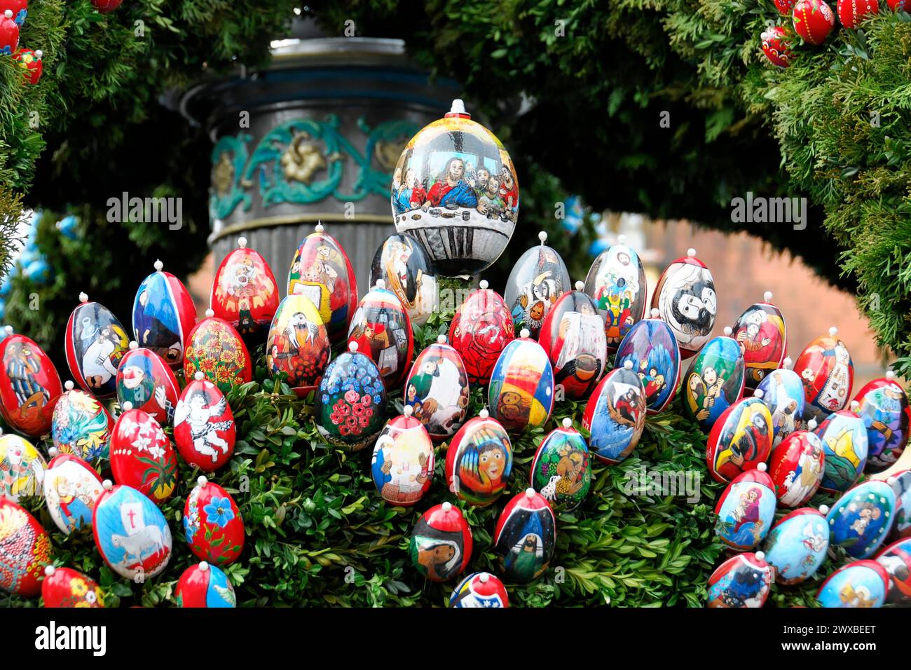 Vue détaillée d'oeufs de Pâques colorés et peints artistiquement, fontaine de Pâques, Schechingen, Bade-Wuerttemberg, Allemagne Banque D'Images