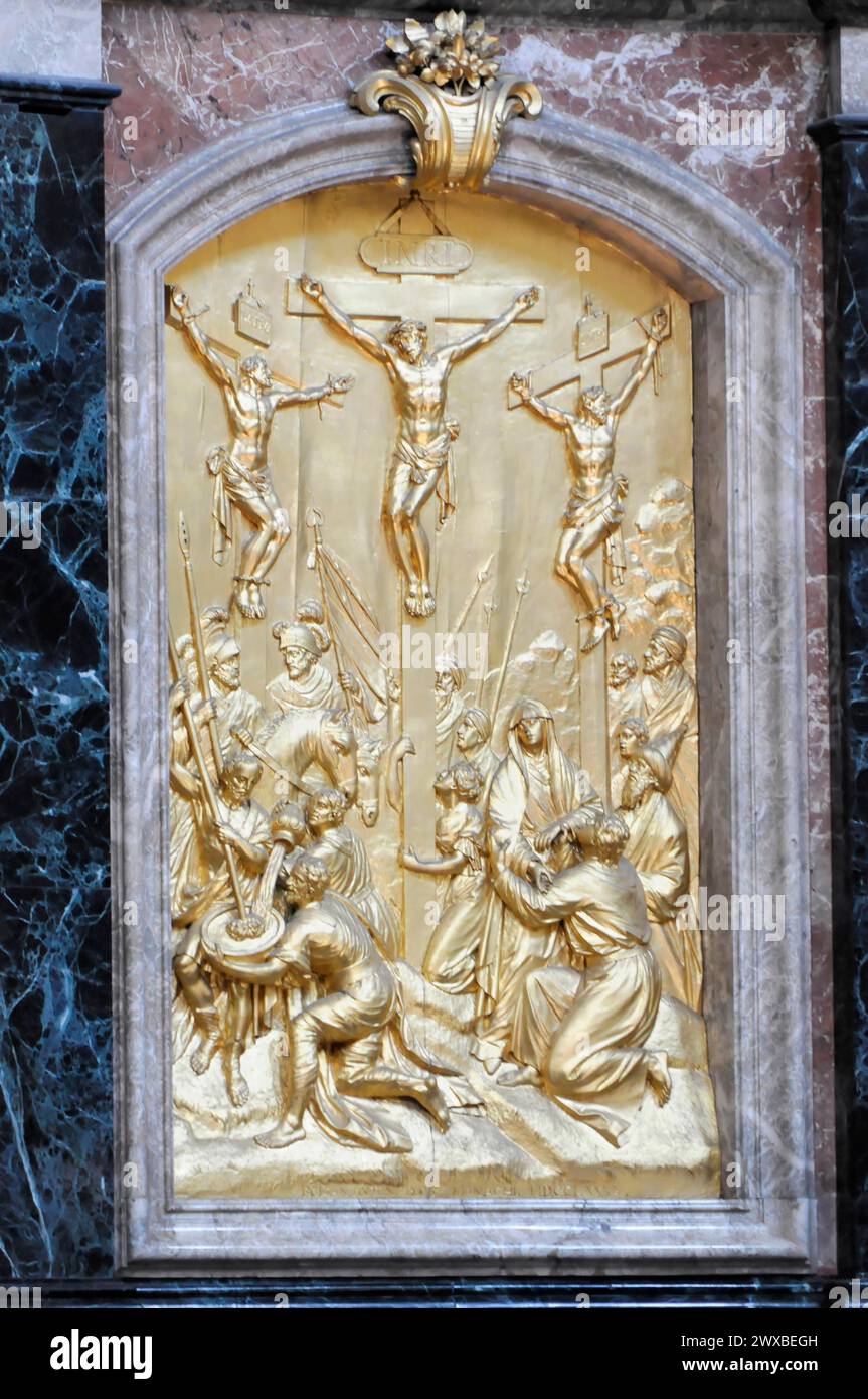 Monastère d'Ettal, relief baroque doré de la crucifixion de Jésus dans une église, basilique d'Ettal, église de pèlerinage, Bavière, Allemagne Banque D'Images