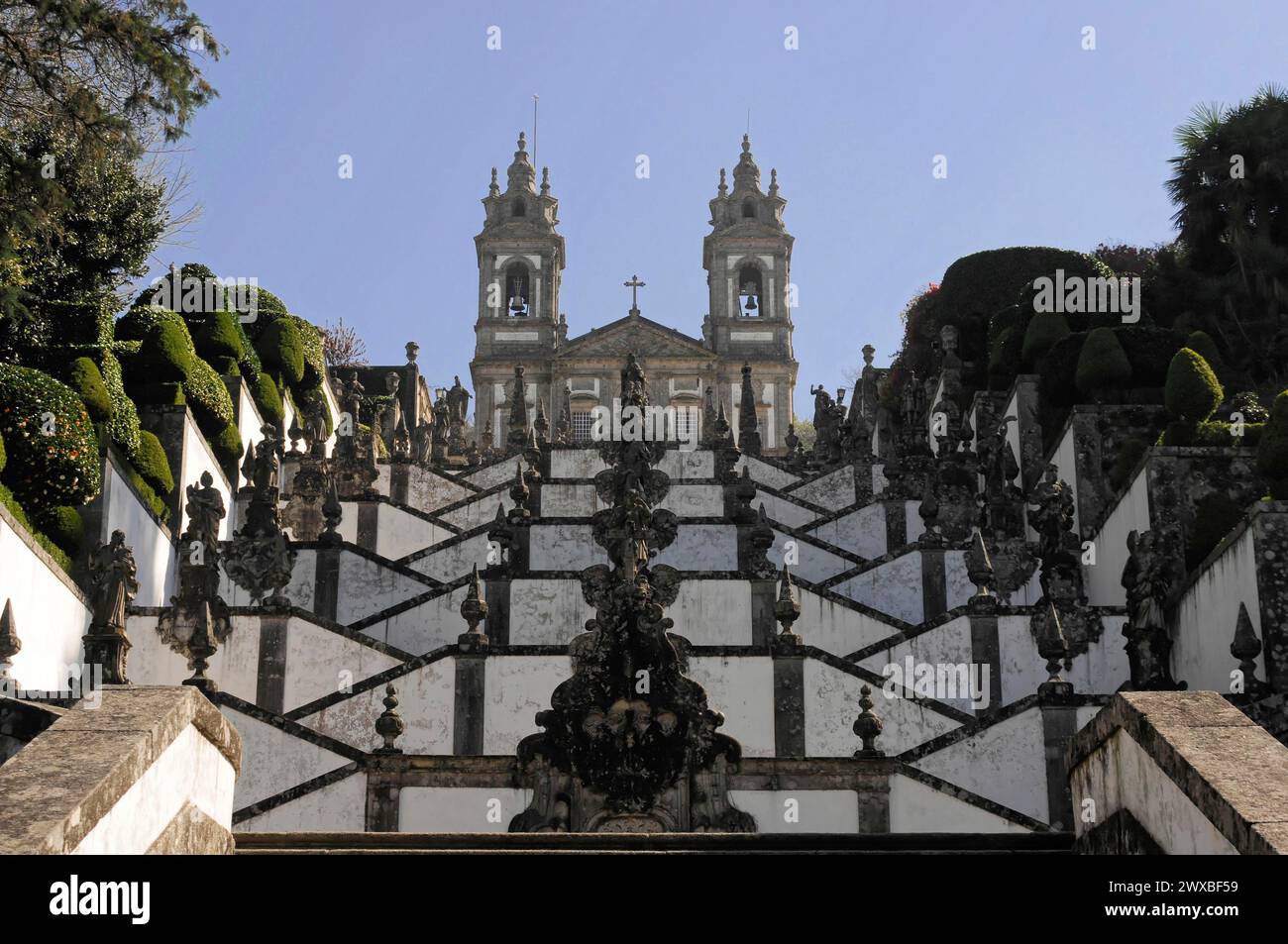 Escalier de Bom Jesus, lieu de pèlerinage, Braga, gros plan de la majestueuse façade d'une église baroque à deux tours, nord du Portugal, Portugal Banque D'Images